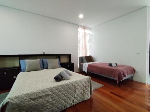 A bed or beds in a room at Quarto próximo a praia Vila Nova de Gaia