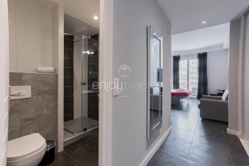 La salle de bains est pourvue de toilettes et d'une douche à l'italienne. dans l'établissement Palais Miramar - Suite & B31 - Croisette Emplacement Unique - 20M Plage - WIFI - Clim, à Cannes