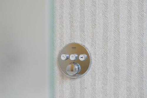 a door knob with four knobs on a wall at Parkhotel Kortrijk in Kortrijk