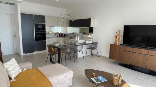 un salon avec une cuisine et une salle à manger dans l'établissement Grand Hotel - Appartement, à Sainte-Maxime