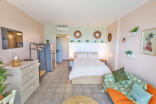 a bedroom with a bed and a dresser at Beautiful Condo-Studio in Fort Walton Beach in Fort Walton Beach