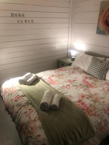 Una cama o camas en una habitación de Bob’s Cabin