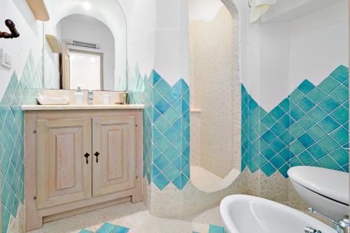 uma casa de banho com um lavatório e um WC em Terrazza sul mare a Porto Cervo em Porto Cervo