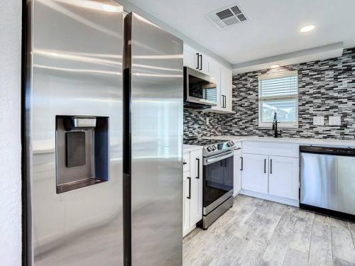 Gallery image of Lakefront Paradise with Private Pool in Holiday