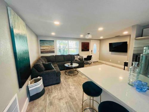 Gallery image of Lakefront Paradise with Private Pool in Holiday