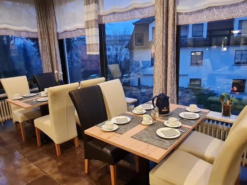 een eetkamer met een tafel en stoelen en een groot raam bij Hotel Stadt Witzenhausen in Witzenhausen