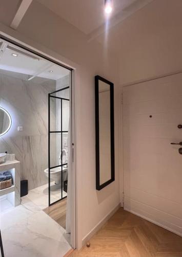 Cette chambre dispose d'un couloir avec un miroir et une porte. dans l'établissement Luxueux studio Cannes, à Cannes