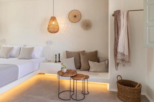 梅薩雷亞的住宿－Frescoes Luxury Suites，白色的客房配有一张床和一张桌子