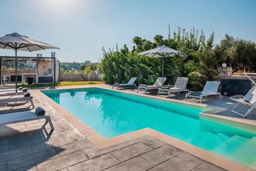 Bazén v ubytování Villa Aris: A Serene Experience, 3BRs, Pool & Bbq nebo v jeho okolí
