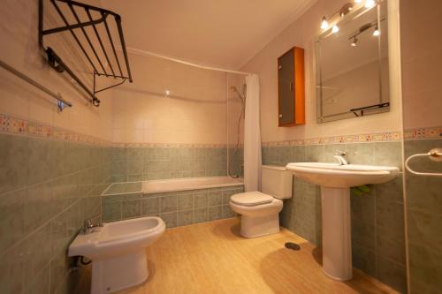 ein Badezimmer mit Toilette, Waschbecken und Dusche in der Unterkunft Villa Puerto Blanquillo in Frigiliana