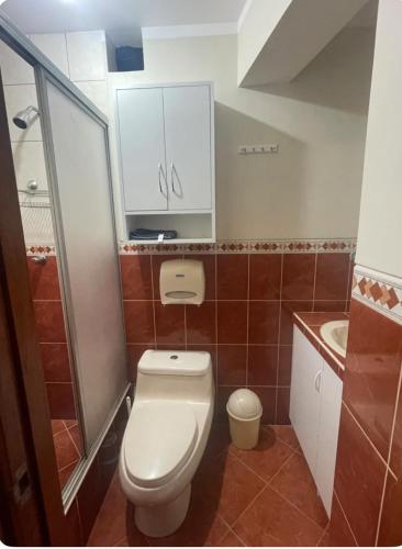 ein kleines Bad mit WC und Waschbecken in der Unterkunft Casa en la ciudad in Huaraz