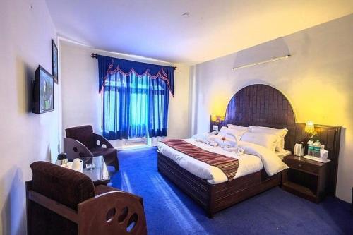 sypialnia z dużym łóżkiem i oknem w obiekcie HOTEL NARAYAN MANALI w mieście Manāli