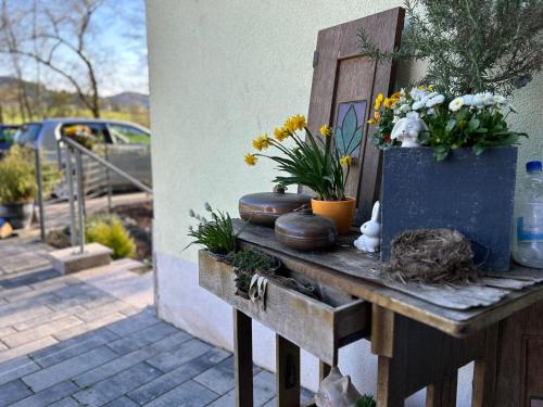 una mesa de madera con flores y plantas. en Ferienwohnung Zimmermann en Zell am Harmersbach