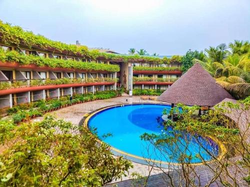 - une vue de tête sur un hôtel avec une piscine dans l'établissement Uday Suites - The Airport Hotel, à Trivandrum