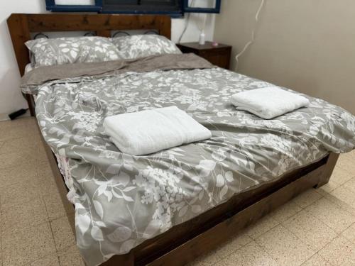 Llit o llits en una habitació de דירה עם נוף למפרץ חיפה עד החרמון
