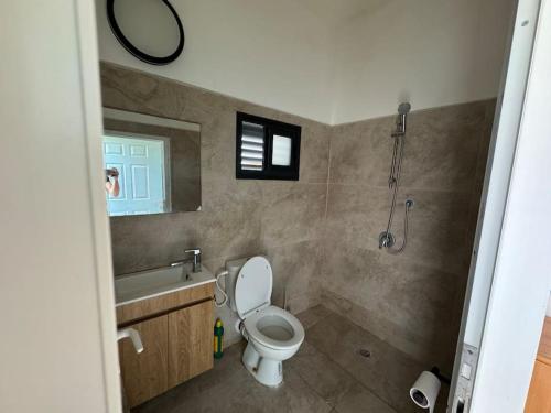Bathroom sa דירה עם נוף למפרץ חיפה עד החרמון