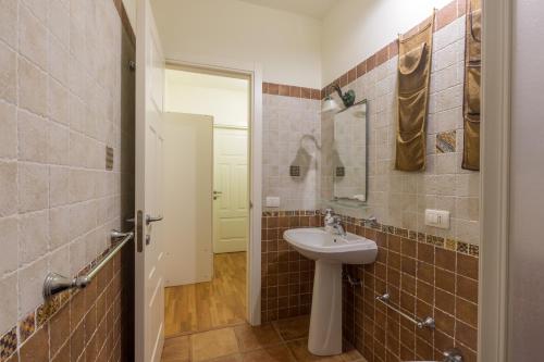 Casa del Glicine في مارينا دي راغوزا: حمام مع حوض ومرآة
