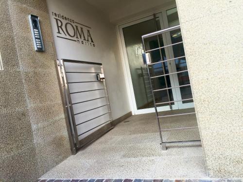 Una puerta a un edificio con un cartel. en Casa delle Nuvole e Casa del Tramonto en Chioggia