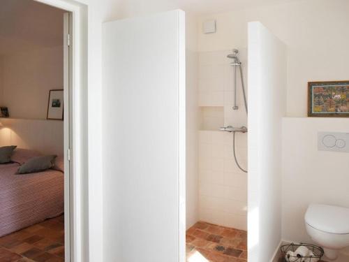 une salle de bain avec douche et toilettes dans une chambre dans l'établissement Maison au Charme du Village avec Jardin et Wi-Fi - 2 Chambres, 2 Salles d'eau, Cheminée - FR-1-434-11, aux Portes