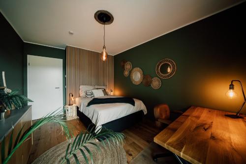 um quarto com uma cama e uma mesa de madeira em Modern Apartm. Wanderlust with Home Cinema em Echternacherbrück