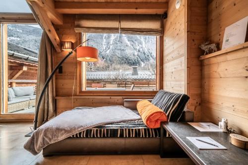 un lit dans une chambre avec une fenêtre dans l'établissement Chalet Inari Chamonix - by EMERALD STAY, à Chamonix-Mont-Blanc