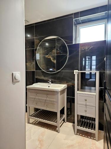 Ένα μπάνιο στο Onyx Black