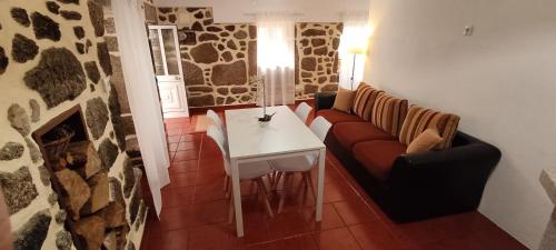 a living room with a couch and a table at Recanto da Neta in Seia