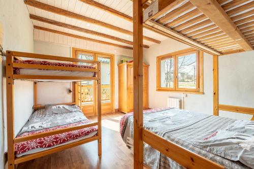 een slaapkamer met een stapelbed in een tiny house bij Appartement Albiez Montrond in Albiez-Montrond