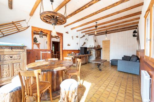 un salon avec une table et un canapé dans l'établissement Appartement Albiez Montrond, à Albiez-Montrond