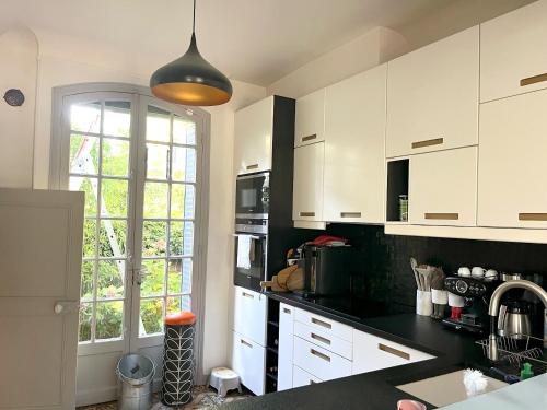 A kitchen or kitchenette at Maison de 3 chambres avec jardin clos et wifi a Vaucresson