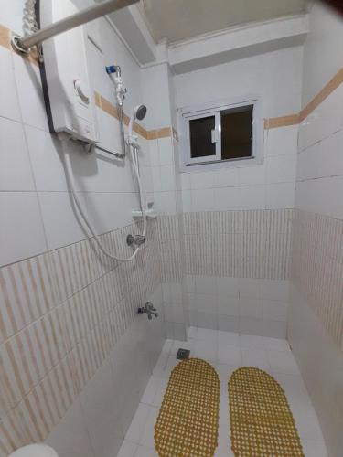 een badkamer met een douche en een bank. bij MountainFog Transient House in Baguio