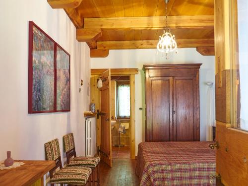 sypialnia z łóżkiem, stołem i krzesłami w obiekcie B&B Cascina dell'eco w mieście Busca