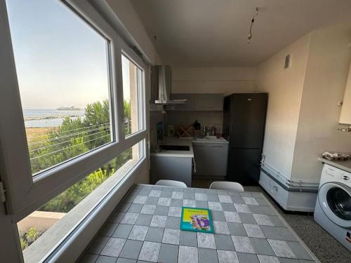 - une cuisine avec une table et un livre à l'étage dans l'établissement Ravissant T2 en entrée de ville climatisation et parking gratuit, à Ajaccio