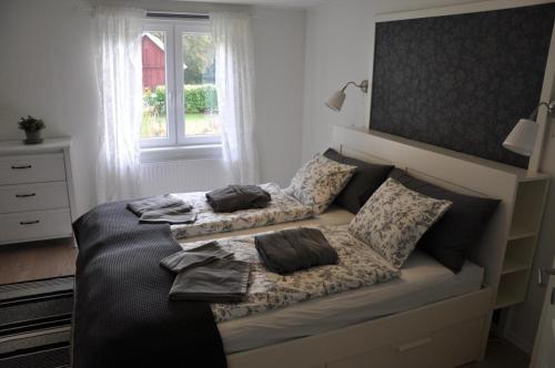 ein Bett mit zwei Kissen darauf in einem Schlafzimmer in der Unterkunft Ferienwohnung Småland ausserhalb Älmhult in Diö