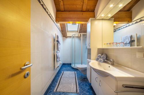 La salle de bains est pourvue de toilettes et d'un lavabo. dans l'établissement Schnatzhof Apartment Schwalbennest, à Naturno