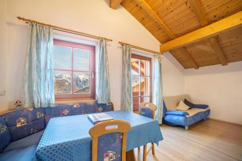 - un salon avec une table bleue et un canapé dans l'établissement Schnatzhof Apartment Schwalbennest, à Naturno