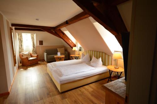 ein Schlafzimmer mit einem großen Bett im Dachgeschoss in der Unterkunft Landhotel Schloss Buttenheim in Buttenheim