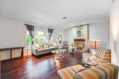 uma sala de estar com um sofá e uma lareira em Discover Serenity in this Tranquil Miami Home em Miami