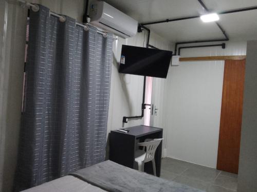 Televisyen dan/atau pusat hiburan di Hotel, Pousada e Residencial Apoena