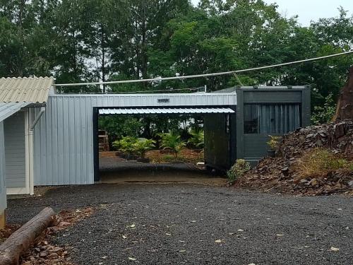 Bangunan di mana terletaknya aparthotel ini