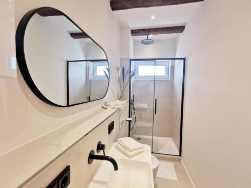 La salle de bains est pourvue d'un lavabo et d'un miroir. dans l'établissement Ferienhaus Urban Fewo Alte Backstube 2-4 Personen WLAN gegenüber vom Strand, à Niendorf