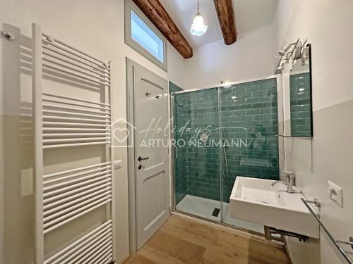 シローロにある201 - Villa Fernanda - Trilocale immerso nel verde in centro a Numanaのシャワーと洗面台付きのバスルーム