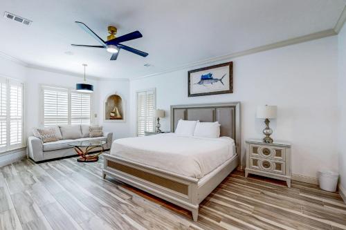 a bedroom with a bed and a ceiling fan at Casa Isla Paraiso in Destin