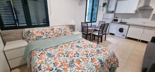 1 dormitorio con 1 cama y cocina con mesa en Turísticos Cuenca 3, en Madrid