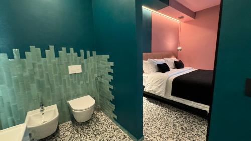 bagno con letto, servizi igienici e lavandino di NOLA BOUTIQUE HOTEL - self check- a Nola