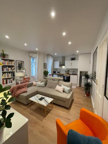 un salon avec un canapé et une table dans l'établissement Appartement aux Chartrons, à Bordeaux