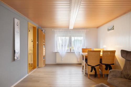 a living room with a table and a dining room at Urlaub an der Elbmündung in Neuenkirchen