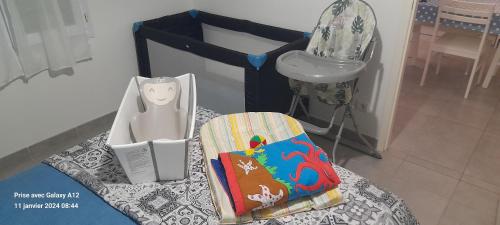 Fotografie z fotogalerie ubytování Les Sablines - T2 avec terrasse et parking 700m de l'océan - bébé bienvenu v destinaci Yves