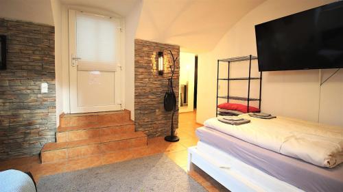sypialnia z łóżkiem i telewizorem na ścianie w obiekcie fully equipped apartment near main station w mieście Würzburg