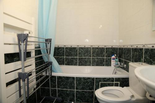 y baño con bañera, aseo y lavamanos. en Agréable appartement F2 à Le Perreux-Sur-Marne, en Le Perreux-Sur-Marne